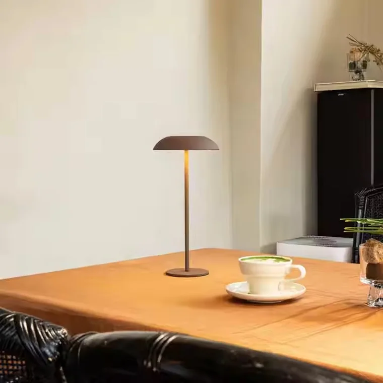Moderne draadloze LED tafellamp op horecatafel